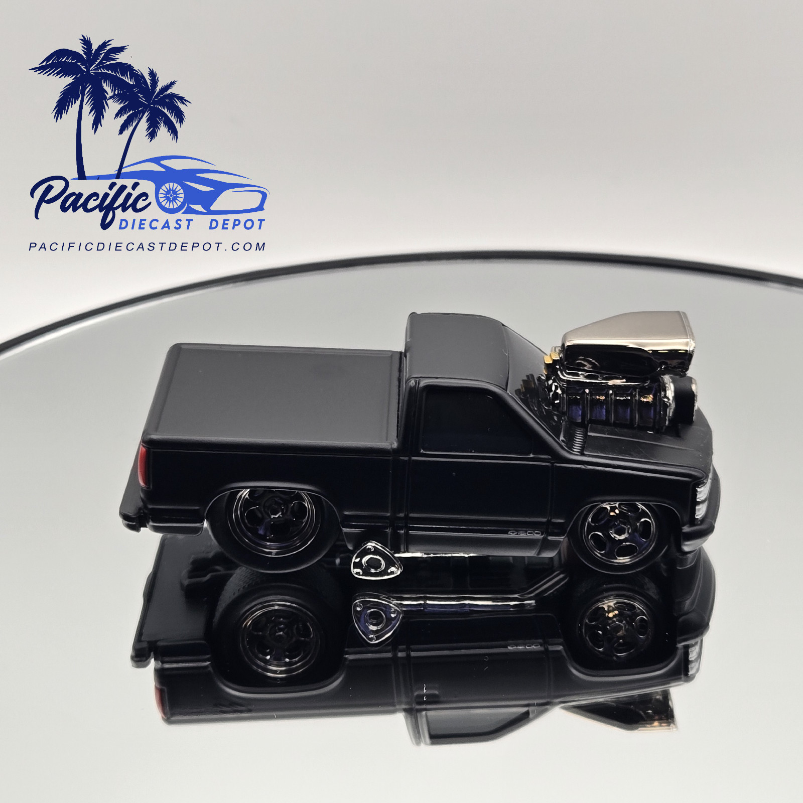 1993 Chevrolet 454 SS Pickup Truck 1/ 64 Blackout Edition Muscle Machines Stand