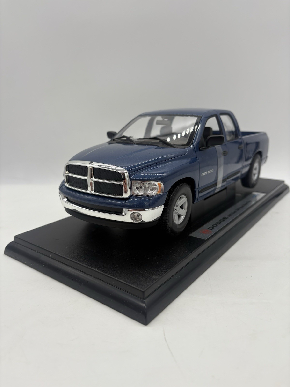 Welly 2002 Dodge Ram 1500 Quad Short Box Diecast Pickup Truck 1:19 W Box – Blue