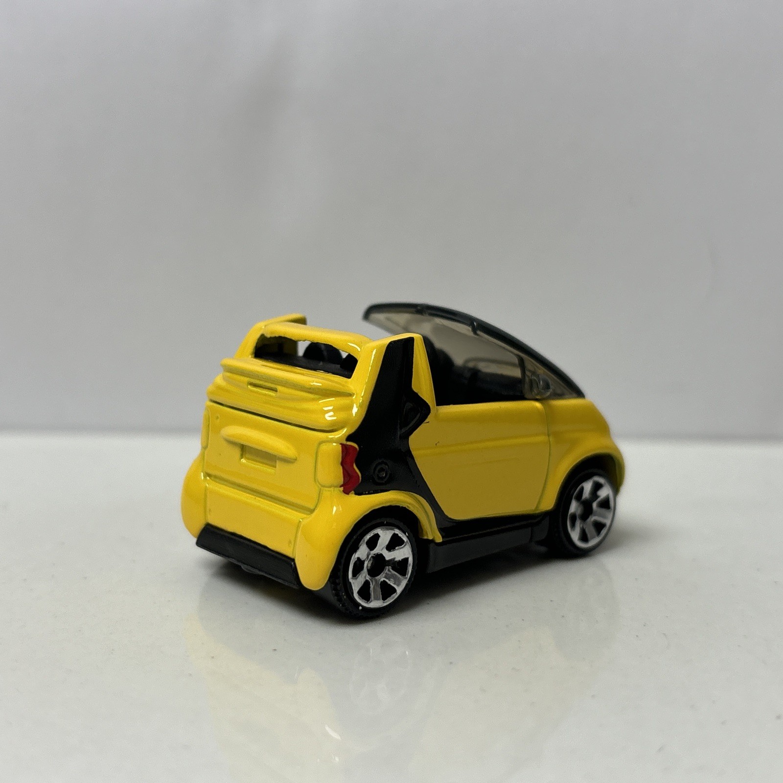 1998-2007 Smart Fortwo Coupe Collectible 1/64 Scale Diecast Diorama Model