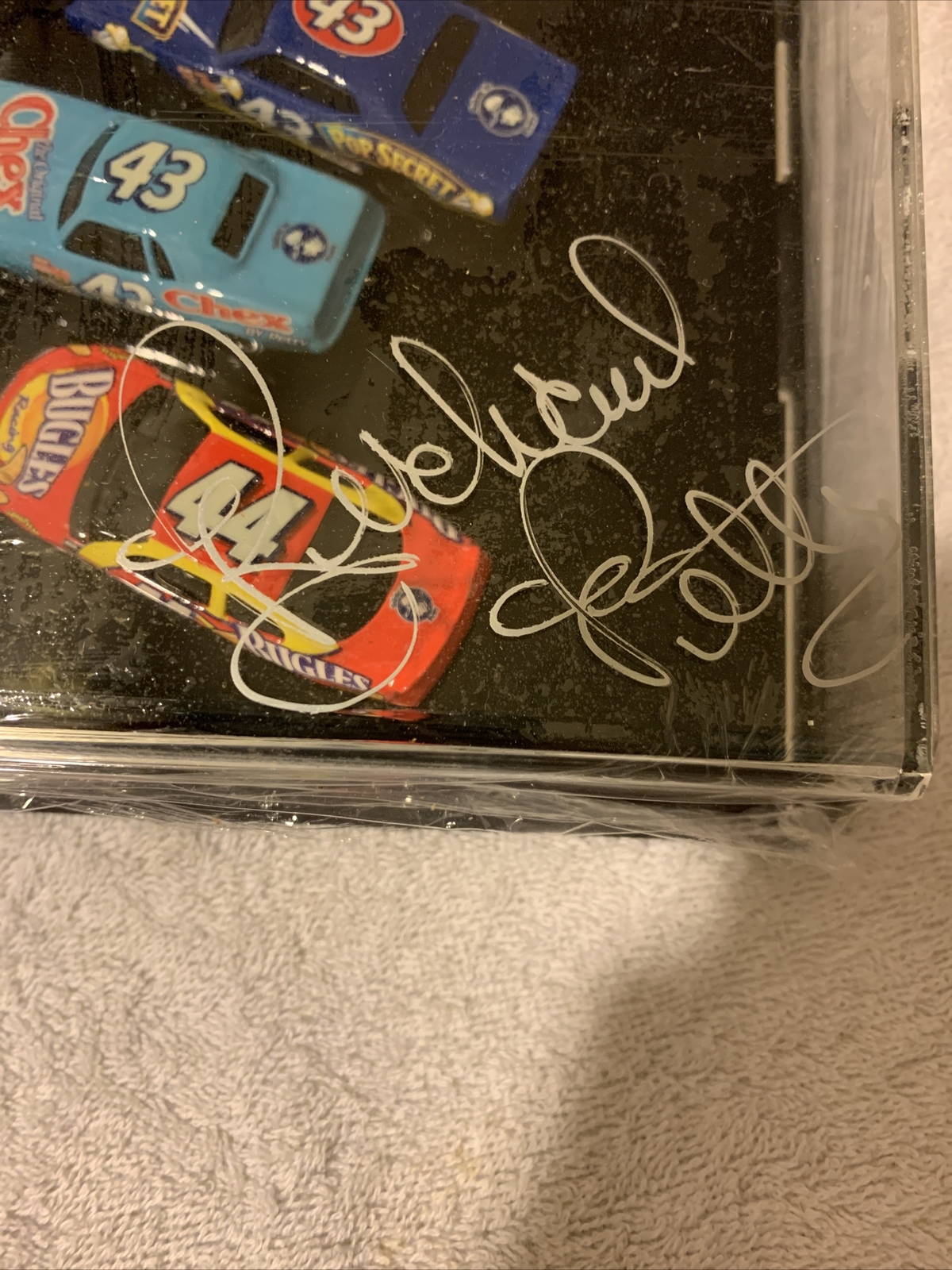 Richard Petty Hot Wheels Autographed General Mills salute to petty March 2004