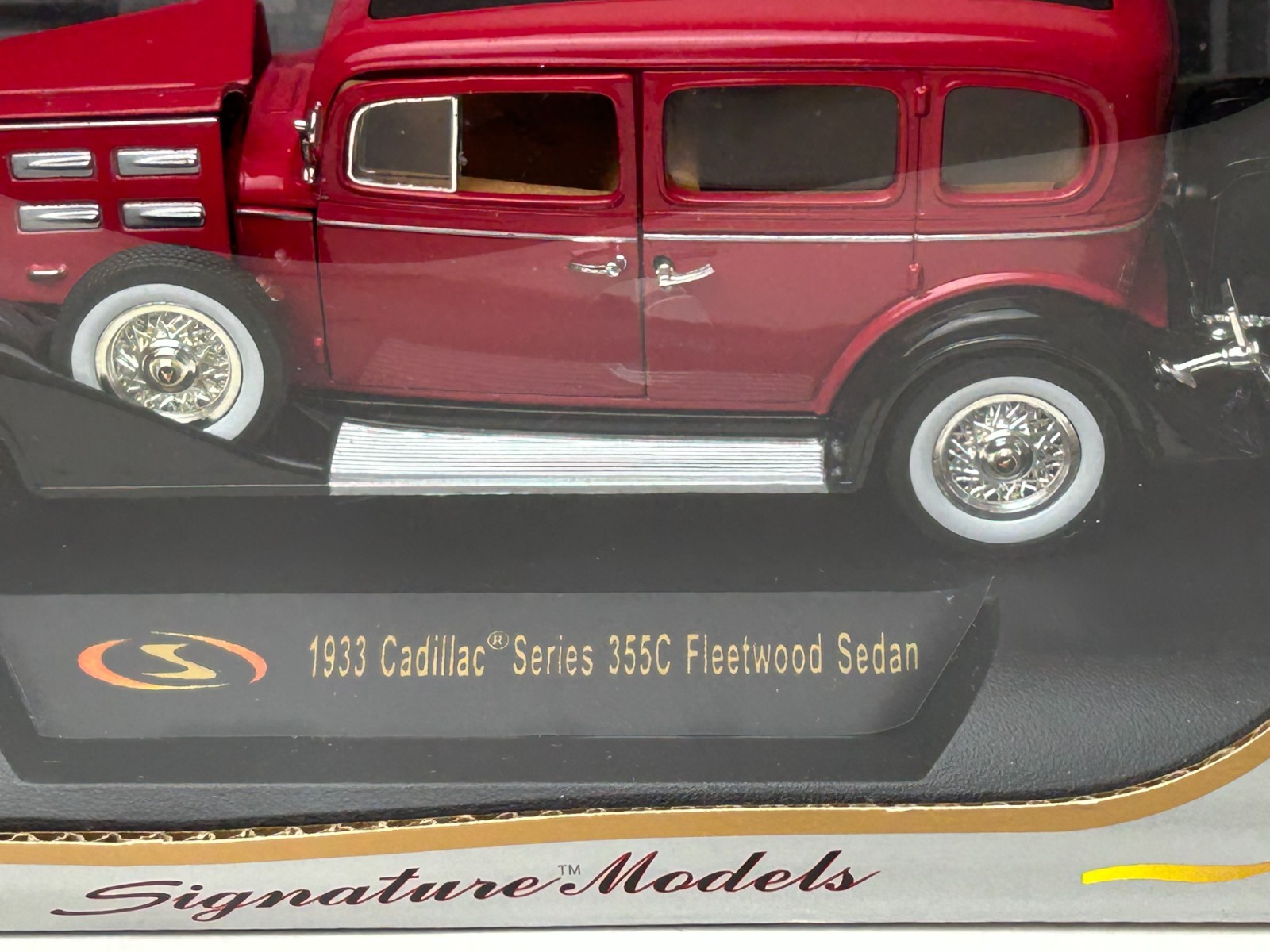 Signature Models 1:32 Scale Diecast 1933 Cadillac Fleetwood Sedan with Box