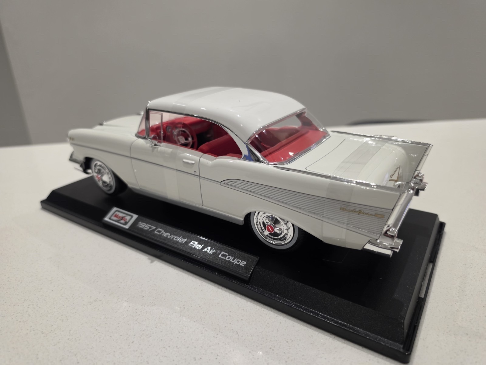 Maisto Special Edition 1:18 Scale Diecast Car 1957 Chevrolet Bel Air Coupe White