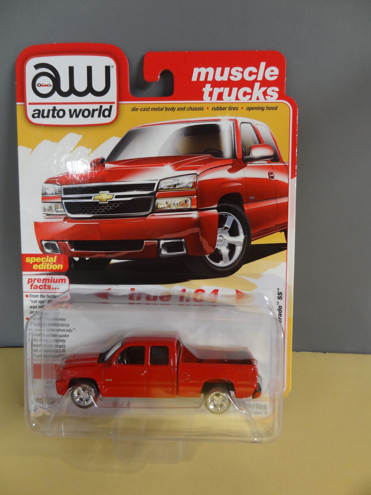 AUTO WORLD – MUSCLE TRUCKS – RED – 2006 CHEVY SILVERADO SS – SPECIAL EDITION