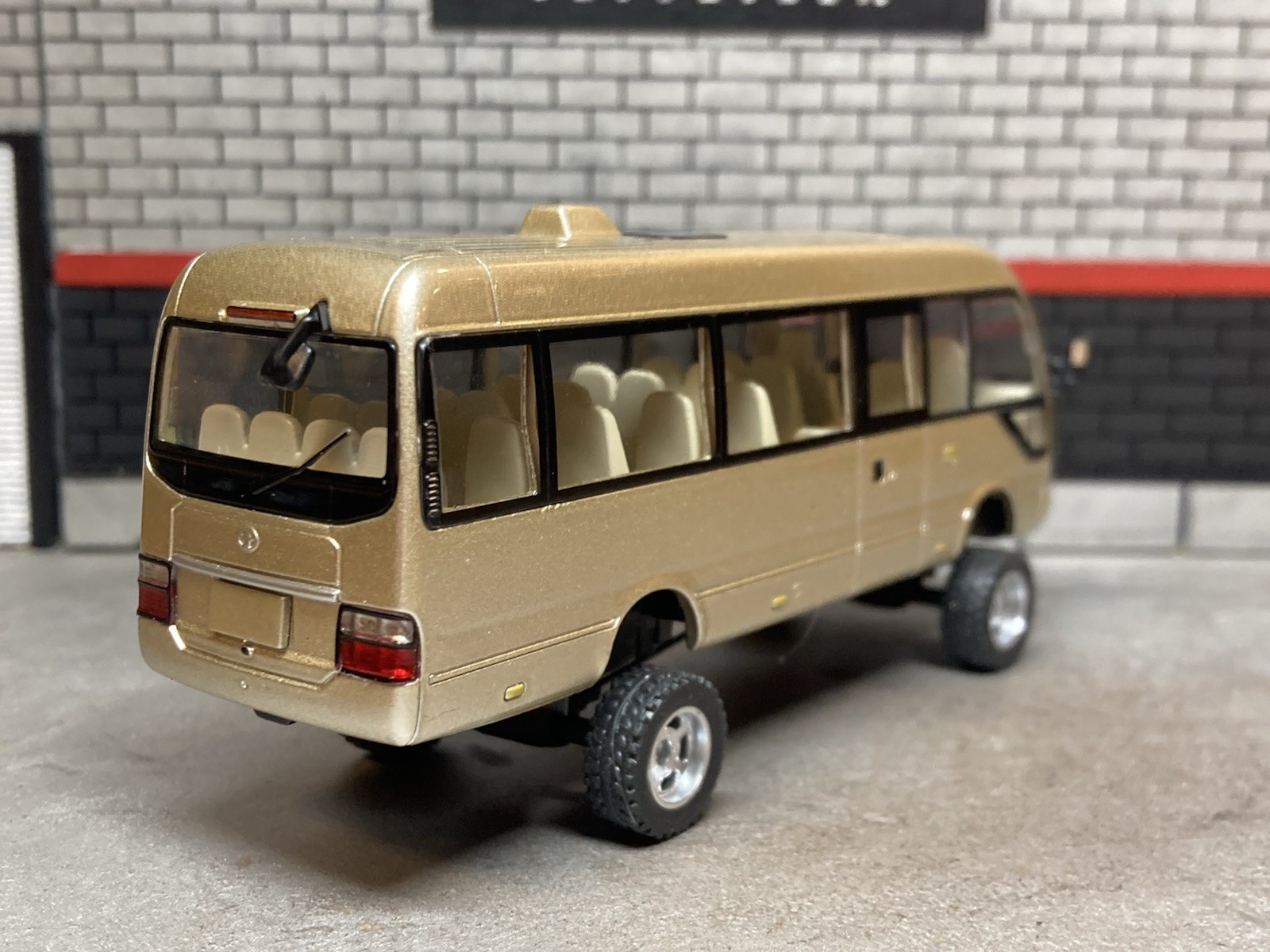 2013 Toyota Coaster Minibus Lifted 4×4 Shuttle Bus 1/64 Scale Diecast Custom