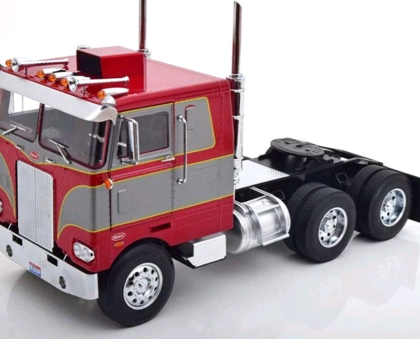 1977 PETERBILT 352 PACEMAKER TRACTOR TRUCK RED 1:18 SCALE BY ROAD KINGS RK180151