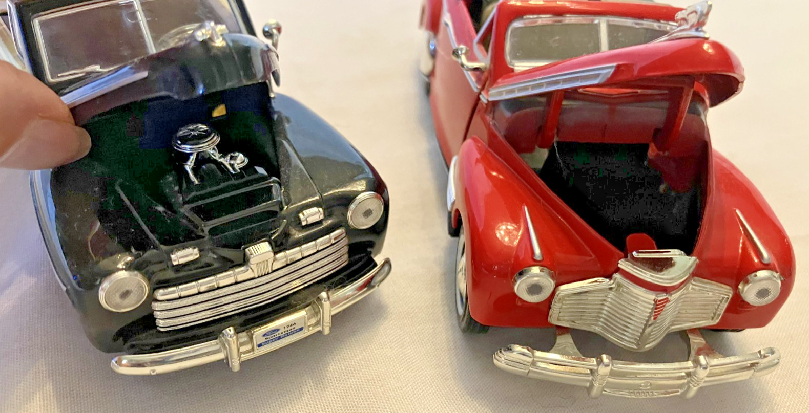 Vintage Diecast Replicas 1946 Ford & 1941 Chevrolet Convertibles 1/32 Scale
