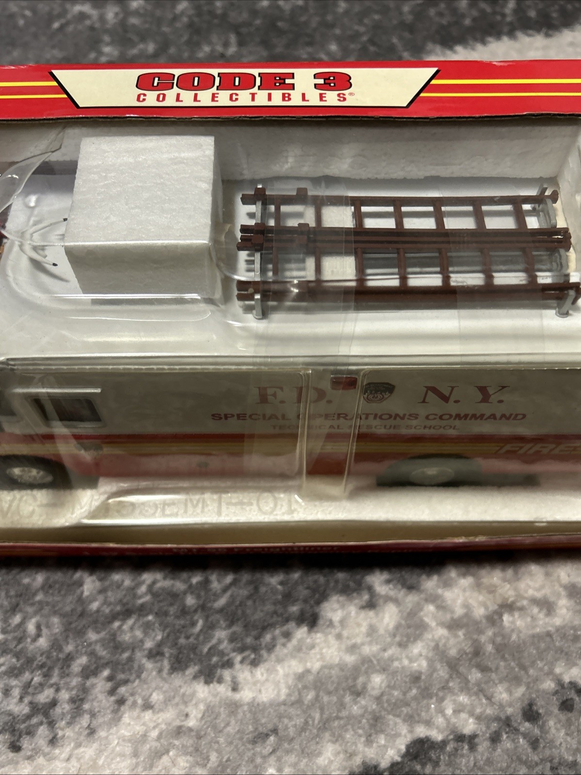 1:32 Code 3 FDNY New York Fire Department Freightliner MT-55 Command Post New