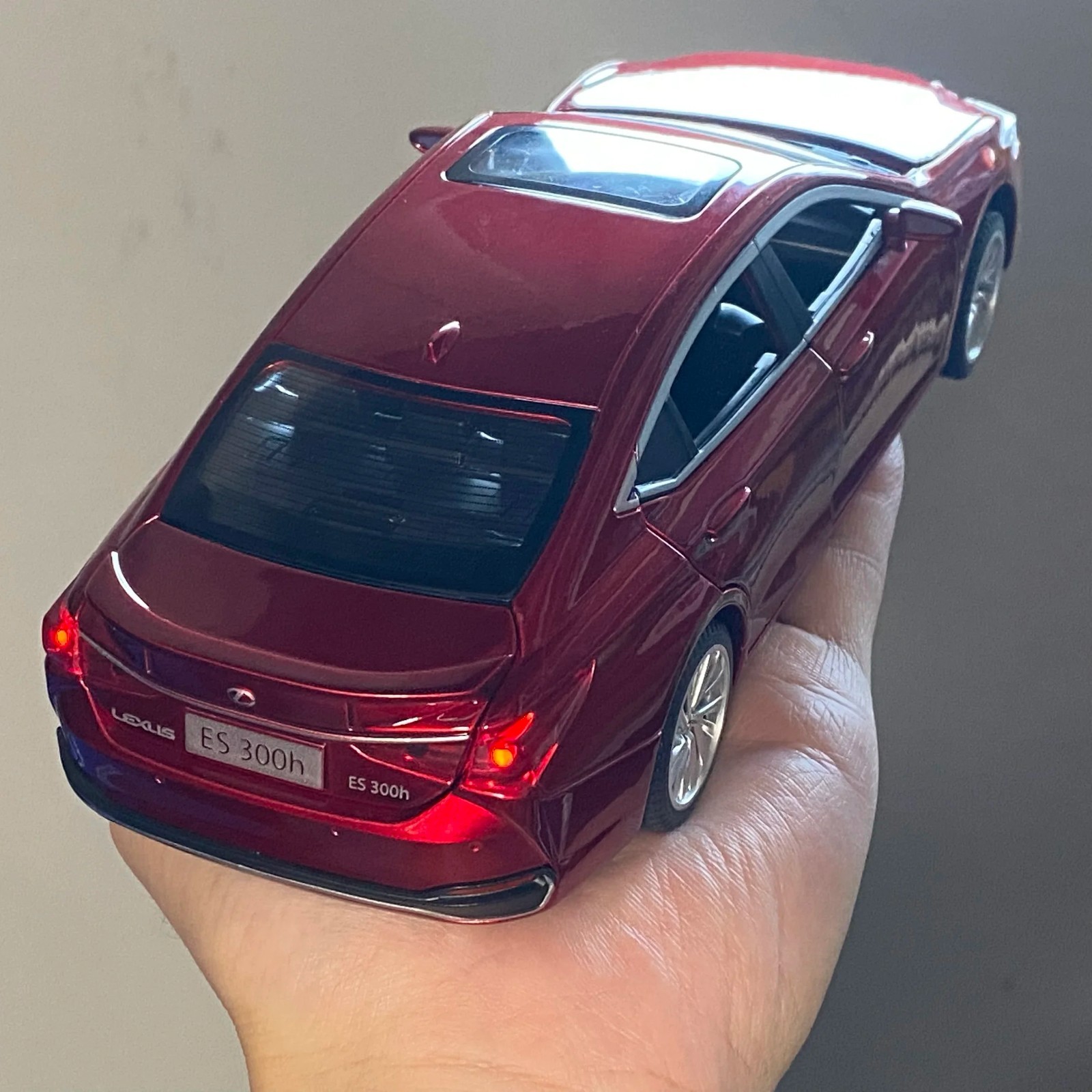 1:24 Lexus ES300 ES300h Alloy Diecast Car Model Sound Light Kid’s Collectibles