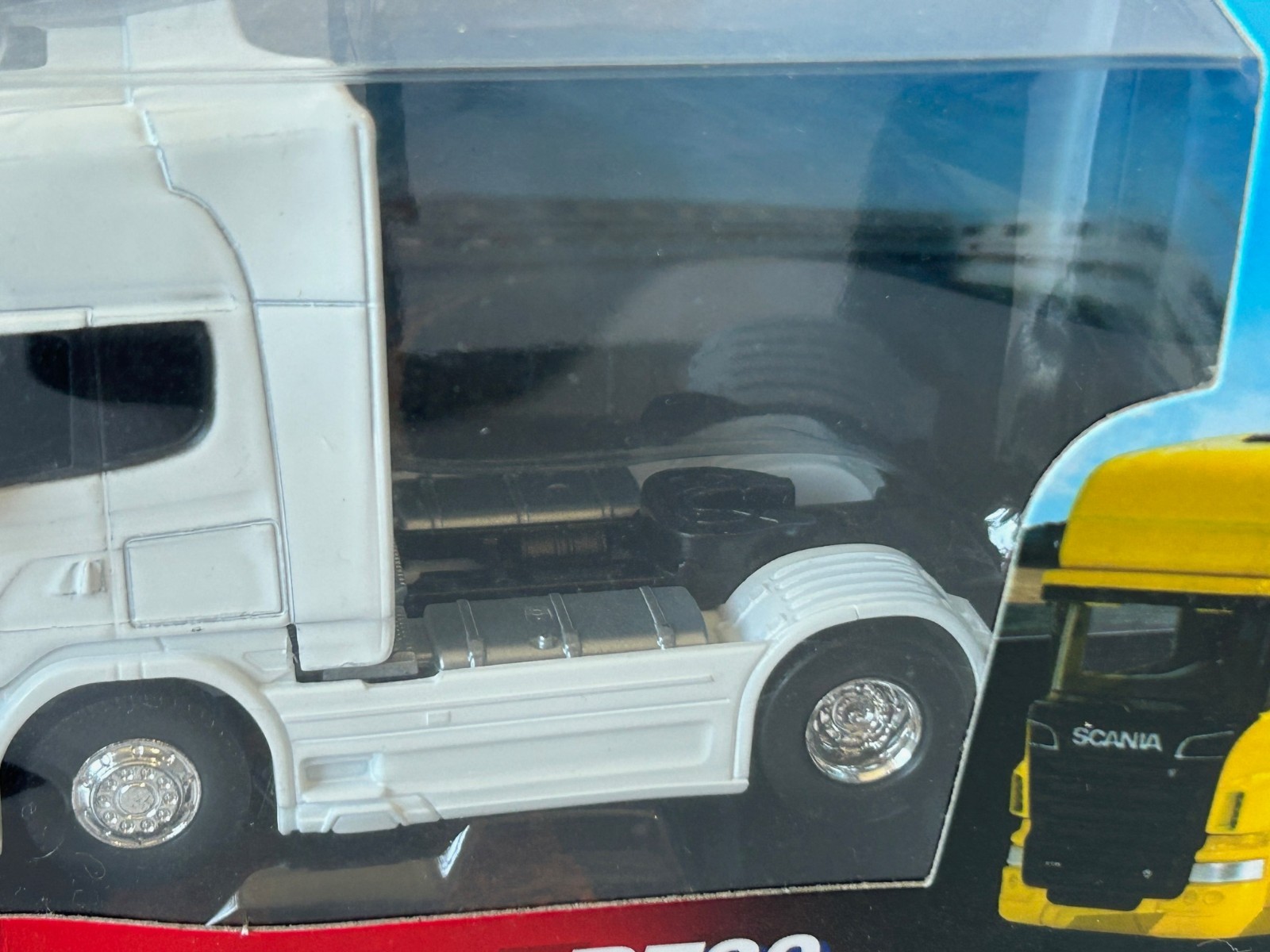 Scania Tractor Unit Lorry Model Diecast Toy 1:64 Scale Welly-CREASED BOX