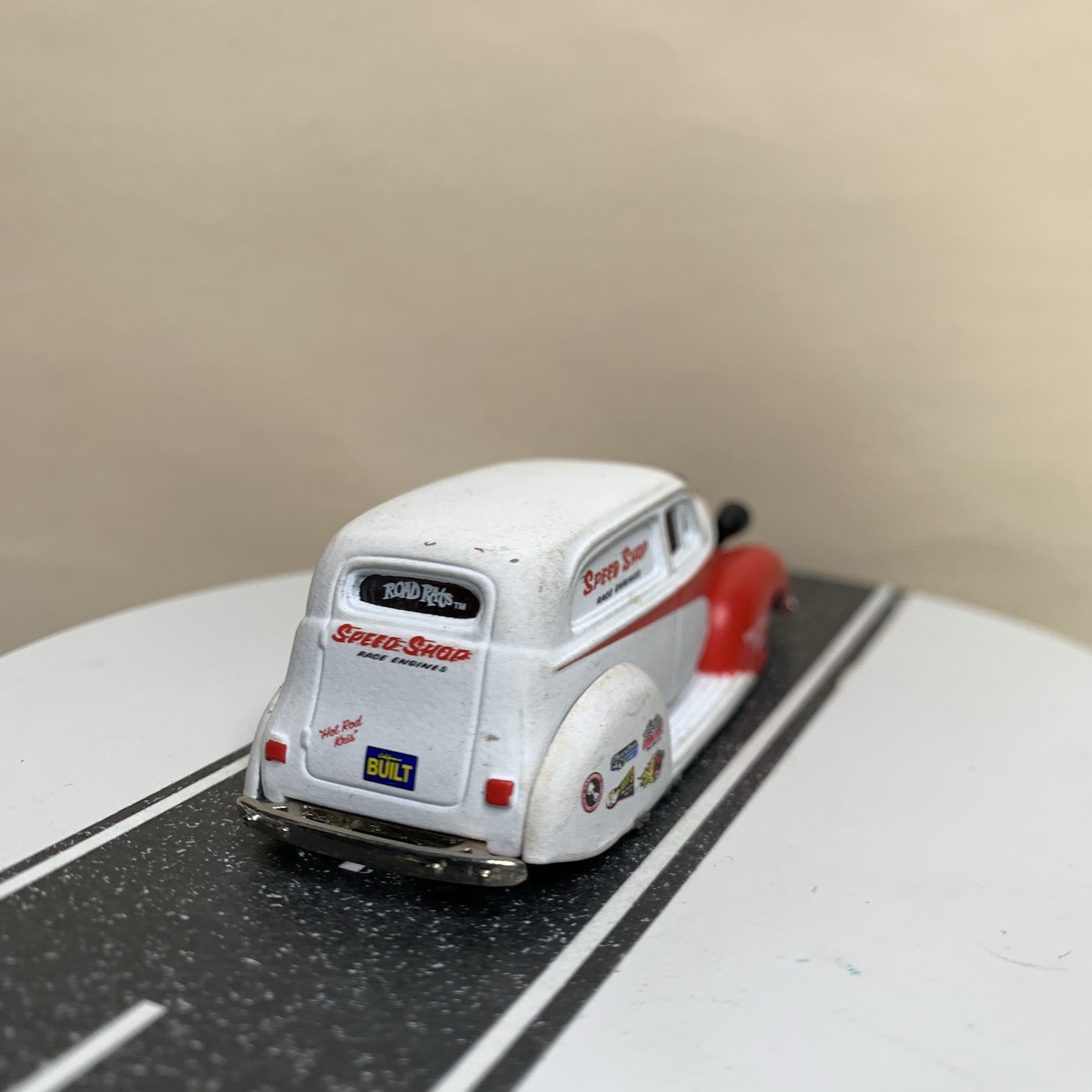 Jada Toys Road Rats Series 1939 Chevy Sedan Delivery Speed Shop White/Red 1:64