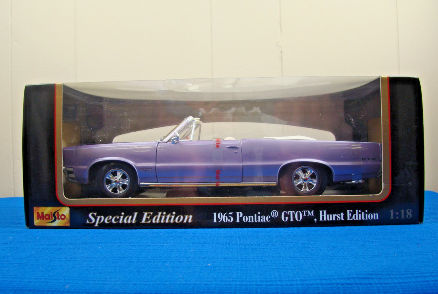 Maisto Special Edition 1965 Pontiac GTO Convertible Hurst Edition Iris Mist