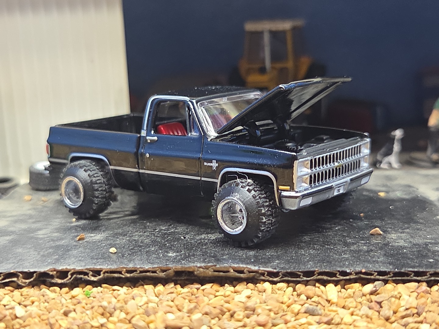 CUSTOM BUILT LIFTED 1:64 CHEVEROLET 1980s Silverado SQUARE BODY CHEVY 4×4 mud 83