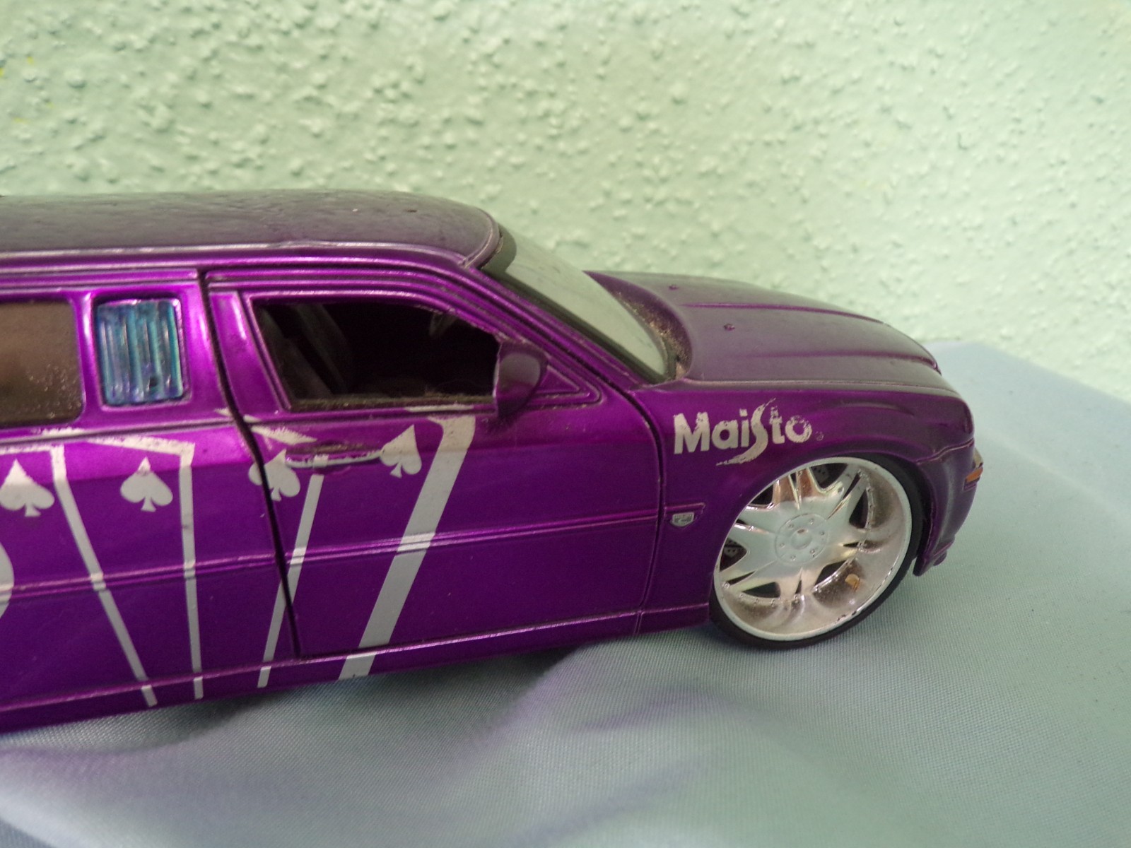 1/24 Maisto Playerz 2005 Chrysler 300C Hemi Limousine purple Silvers as is