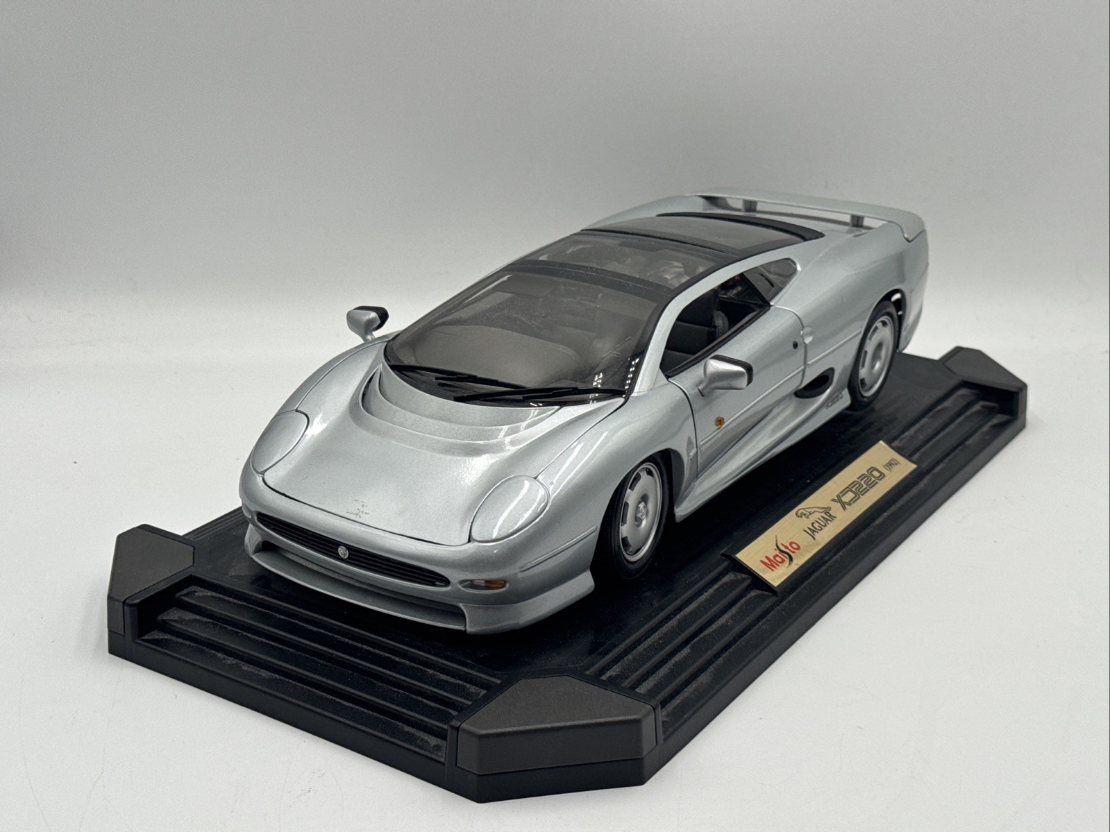 Maisto Silver Jaguar XJ220 1992 Diecast Model Car 1:12 Scale Sports Car W/ Base