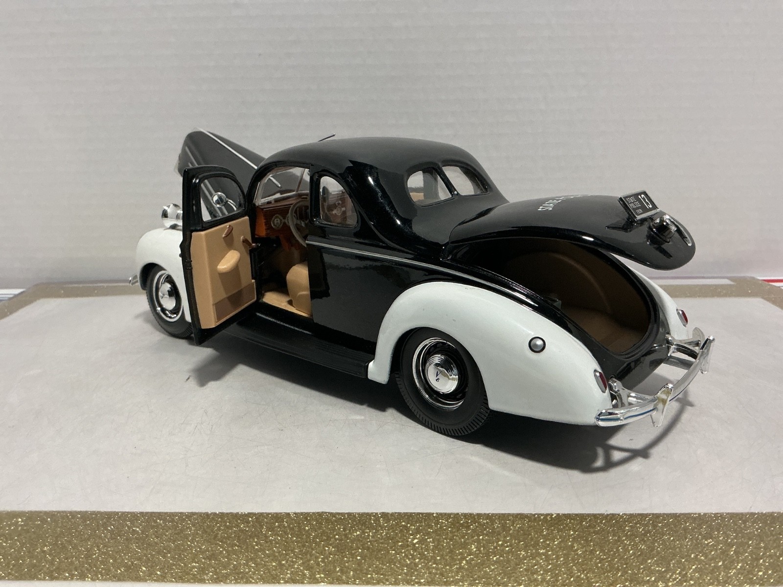 1/18 MAISTO 1939 FORD DELUXE TATE POLICE WHITE/BLACK ON TAN