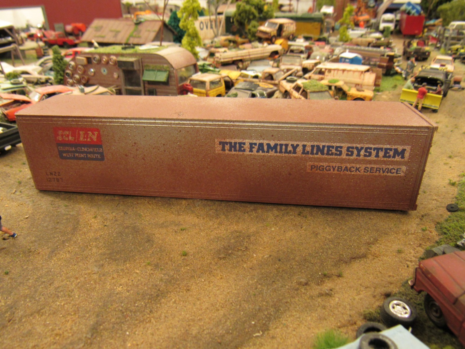 CUSTOM BUILT WEATHERED RUSTY JUNK YARD SEMI TRAILER PARTS CONTAINER 1:64/ FAMILY