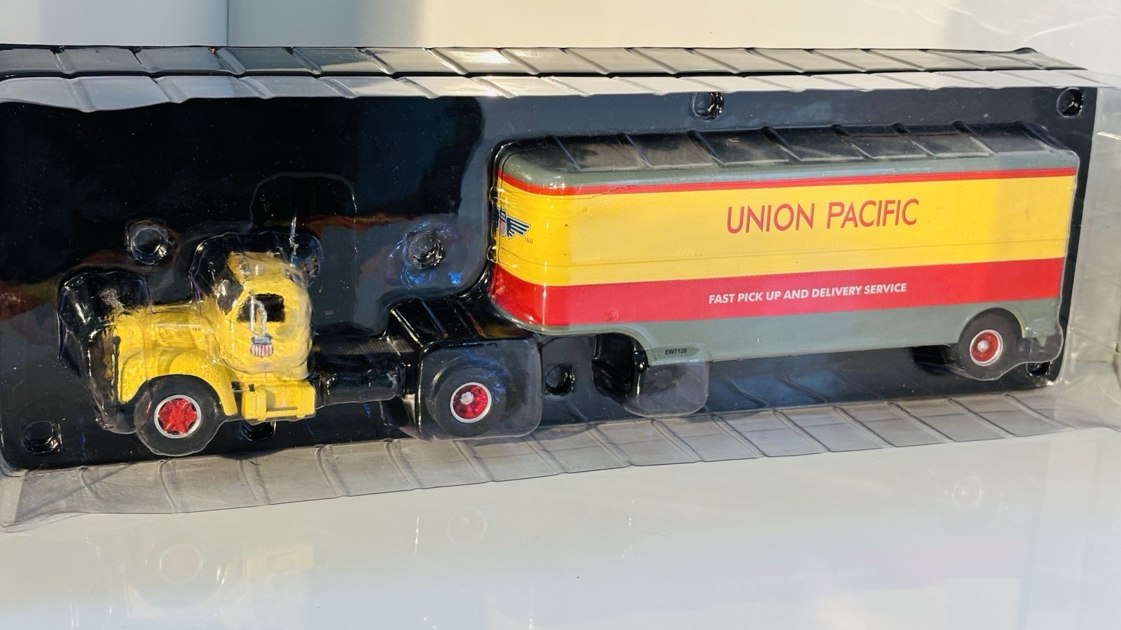IXO Models 1/43 Scale TTR005 Mack B 61 1955 Union Pacific – Boxed