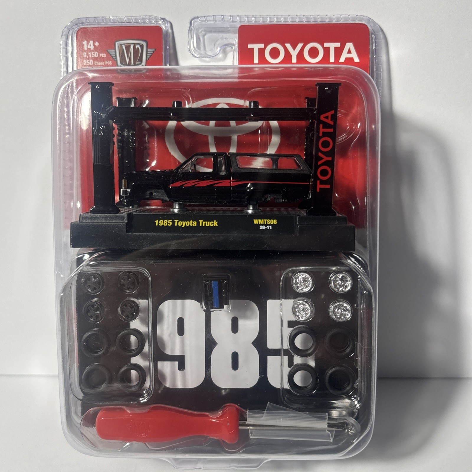 M2 Machines 1:64 Scale Model Kit 1985 Toyota Truck WMTS06 26-11