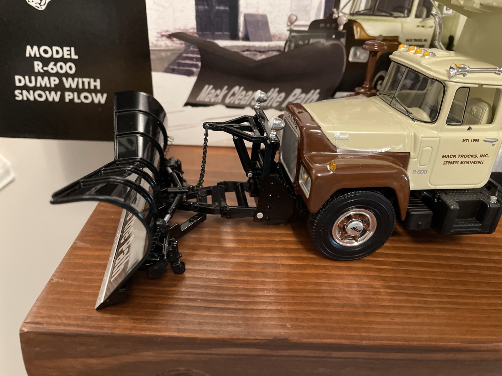 First 1st Gear 1/34 Scale MACK-R MODEL R-600 Dump Truck With Snow Plow Diecast
