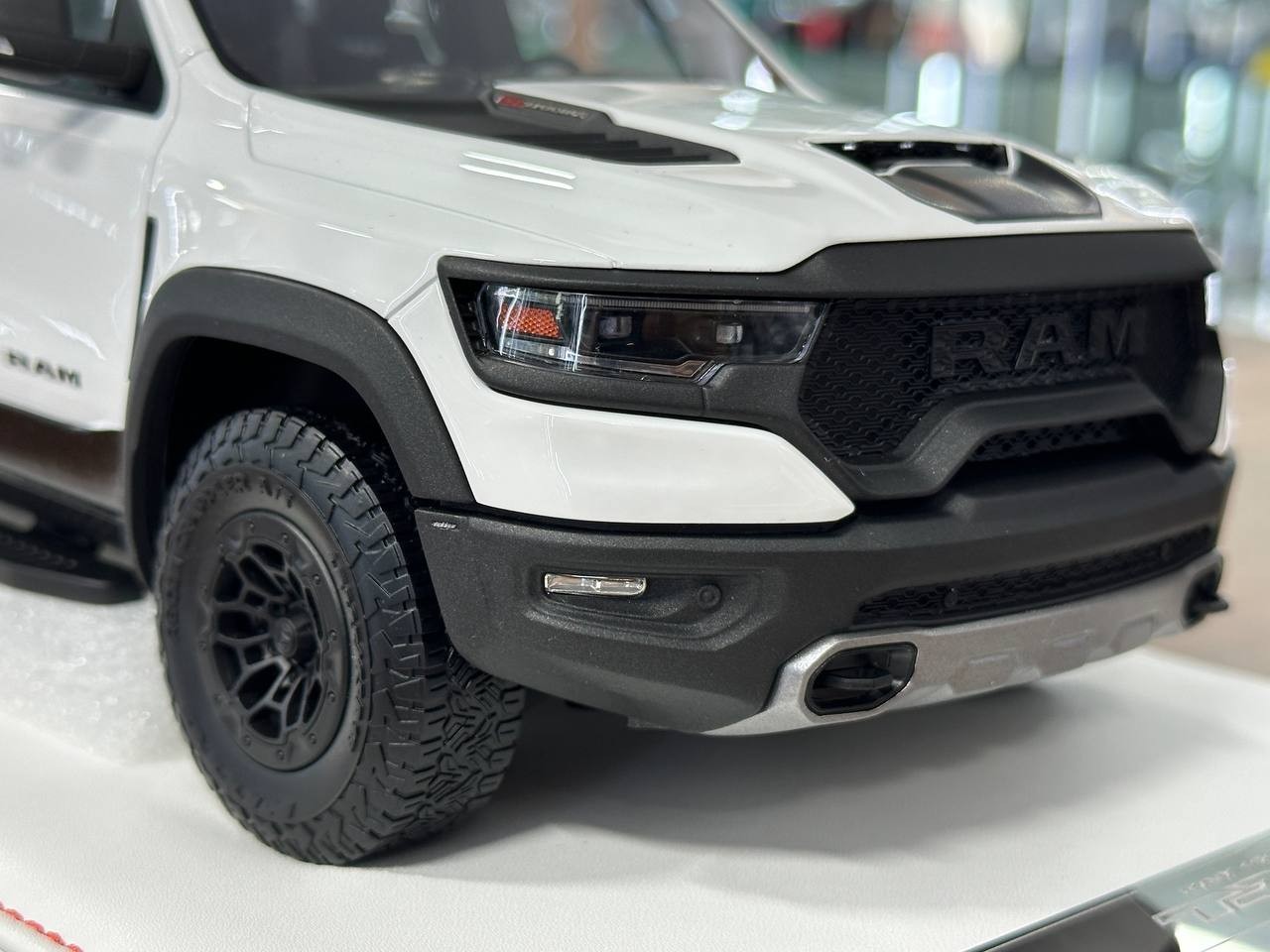 Dodge Ram TRX 1500 by Diamand – White – Ltd. Collector Car [1:18 Resin – 40 pcs]