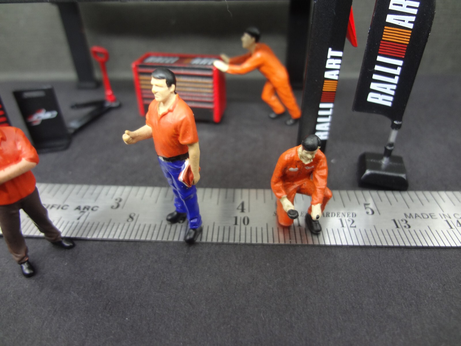 1:64 black/red/orange Garage tool set w/ mechanics & bossmen figures+ stickers