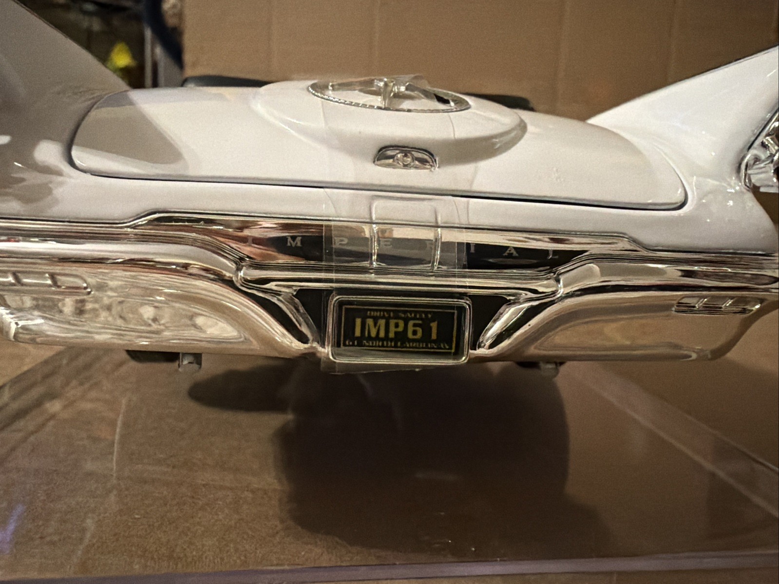 Yat Ming Road Signature 1961 Imperial Crown Convertible White 1:18 Removable Top