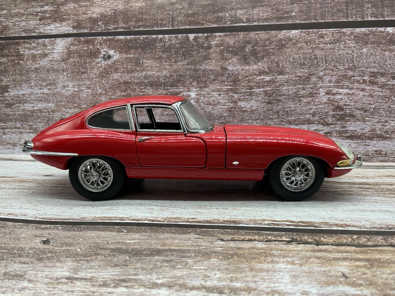 Franklin Mint 1/24 Scale 1961 Jaguar E-Type Coupe Model