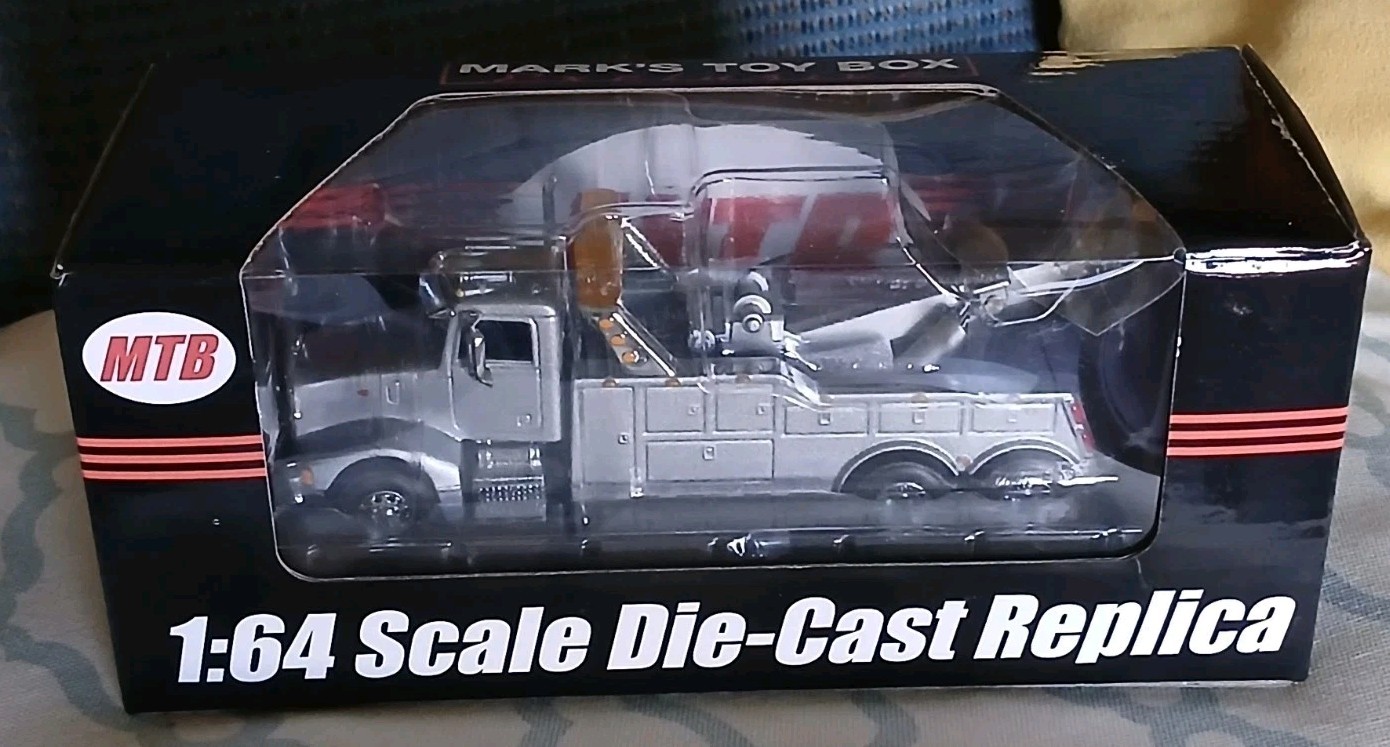 1/64 Pete 385 Silver Wrecker Tow Truck SpecCast