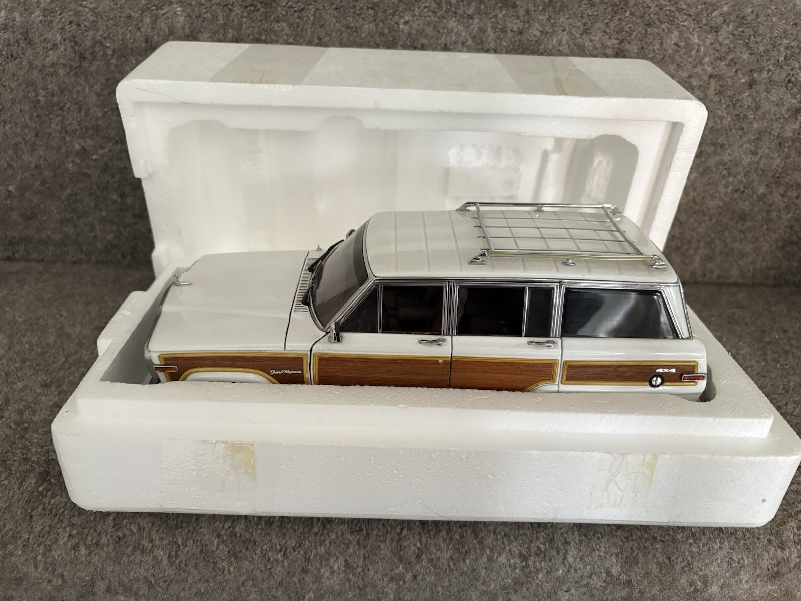 AUTOart Millennium 1/18 Jeep Grand Wagoneer #74001 Boxed Model Car