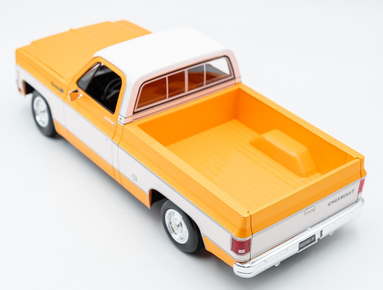 Maisto 1/18 Scale – 1974 Chevrolet C10 Cheyenne Super – Orange, White