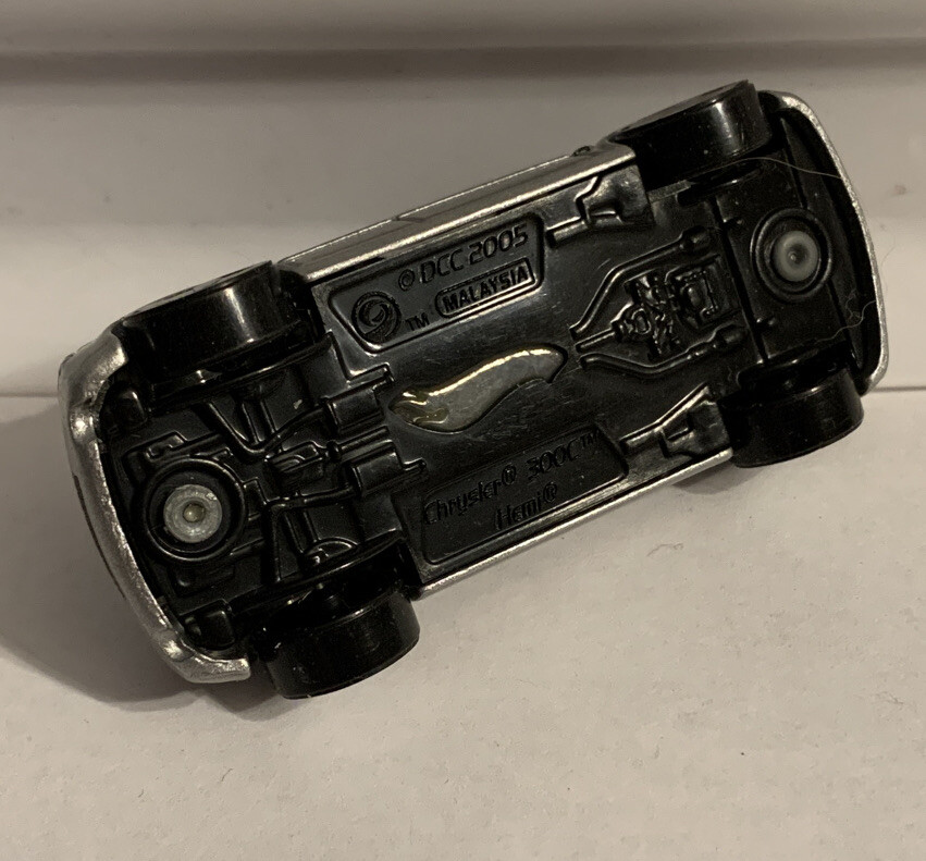 Hot Wheels DCC 2005 Chrysler 300C Hemi Diecast Car 1/64 Loose Rolls Nice