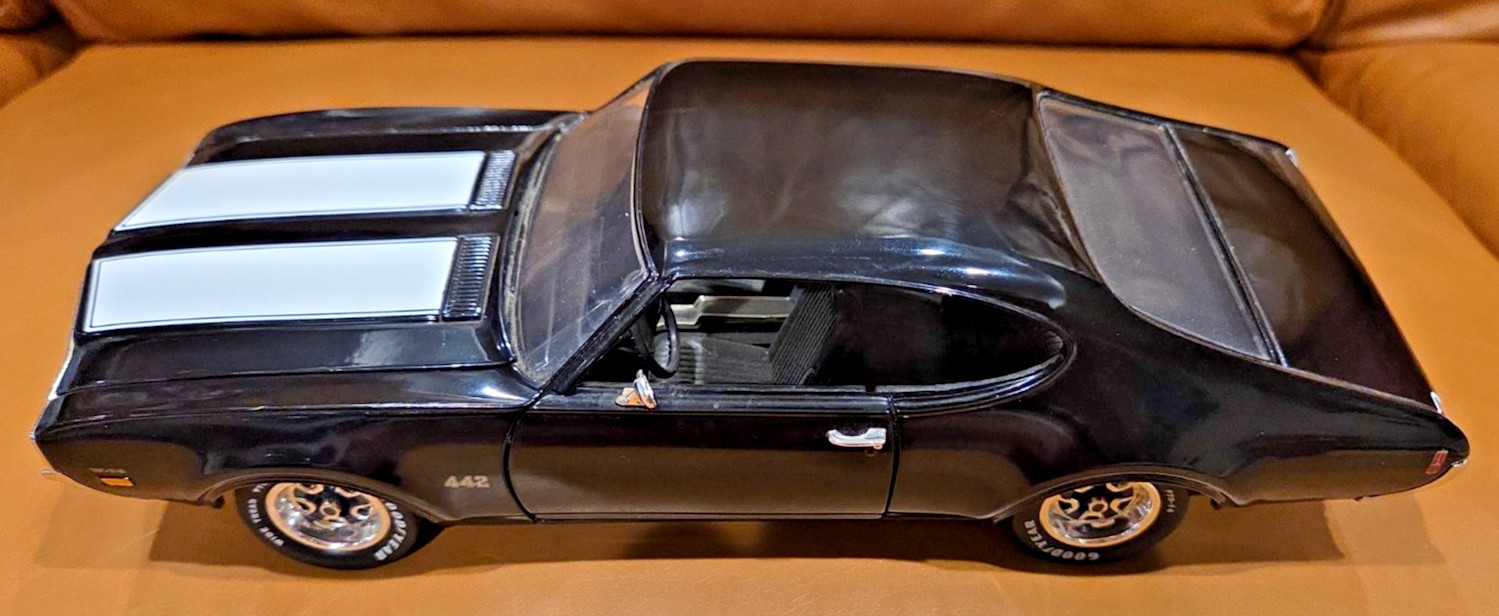 ERTL American Muscle Diecast 1969 Olds 442, W-30 Black 1/18
