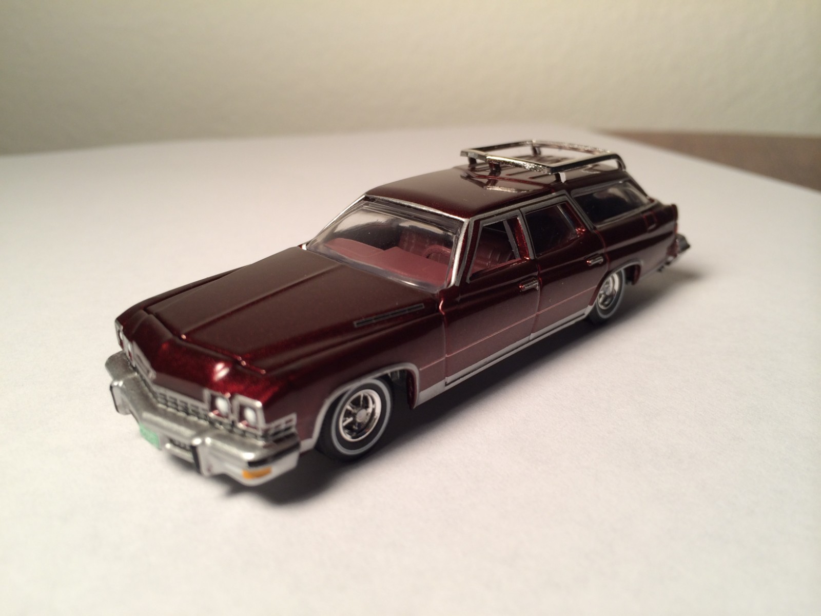 Auto World AW GM 1974 Buick Estate Station Wagon 1:64 1/64 Burgundy Model Car