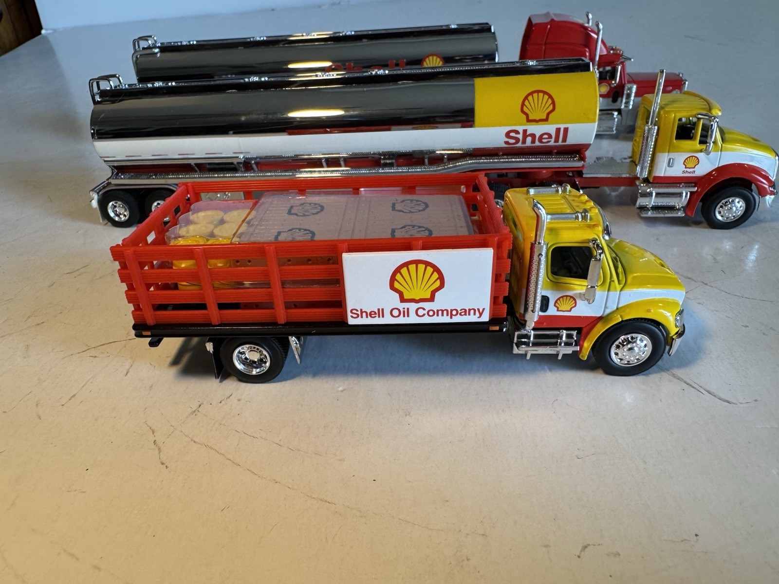 Speccast 1:64 Diecast Shell Peterbilt Tanker Trailer & Freightliner Rack Truck