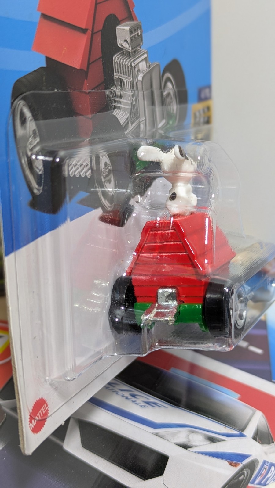 Hot Wheels Peanuts Snoopy Red Barron HW Screen Time
