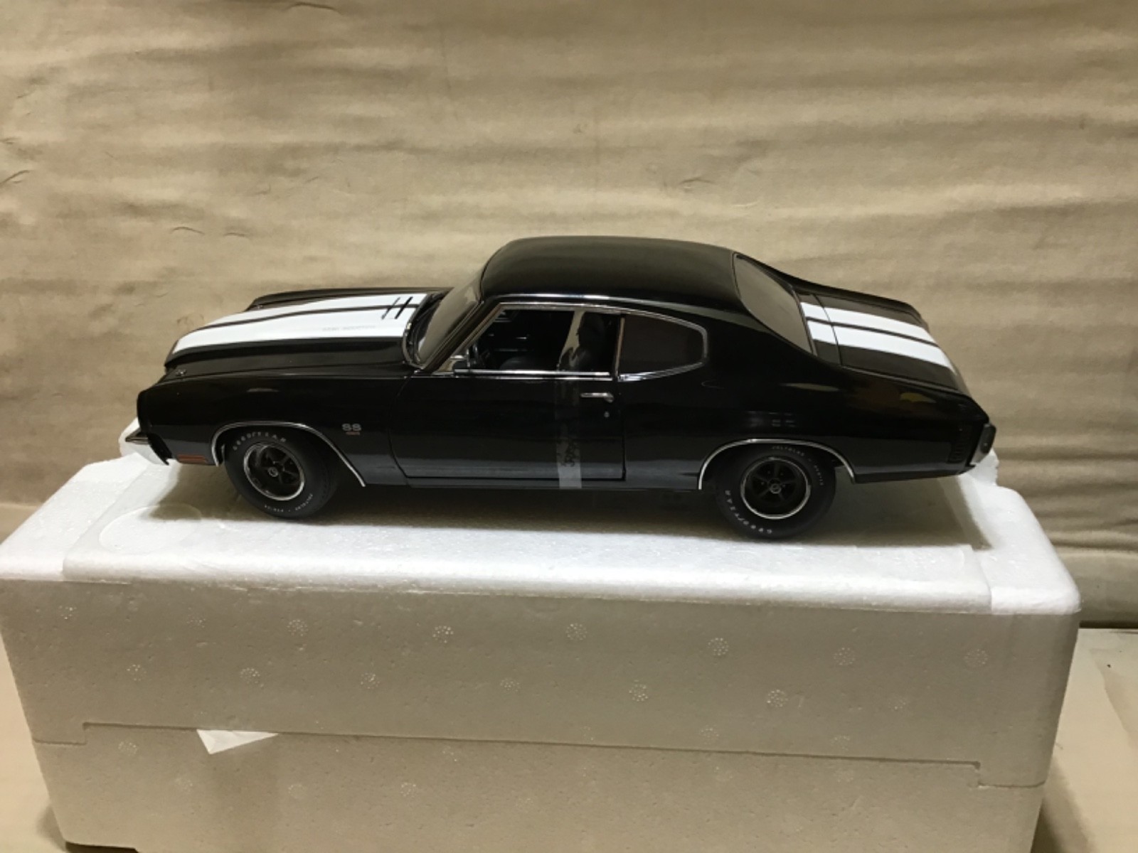 CHEVELLE LEGEND BLACK SS 454 1970 CHEVY 1/18 ACME A1805501 no box defect read !!