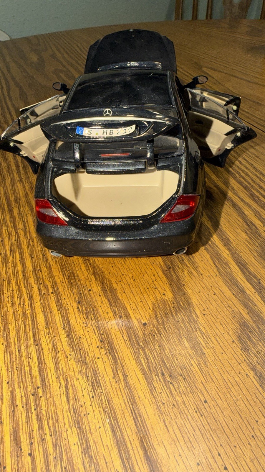 1:18 Maisto Mercedes-Benz CLS-Class (C219) Coupe – Black with Tan Interior