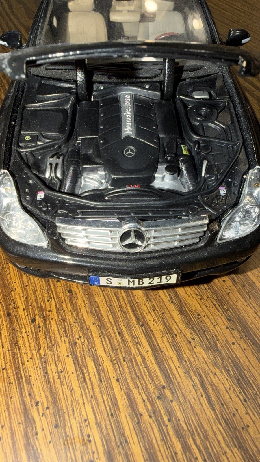 1:18 Maisto Mercedes-Benz CLS-Class (C219) Coupe – Black with Tan Interior