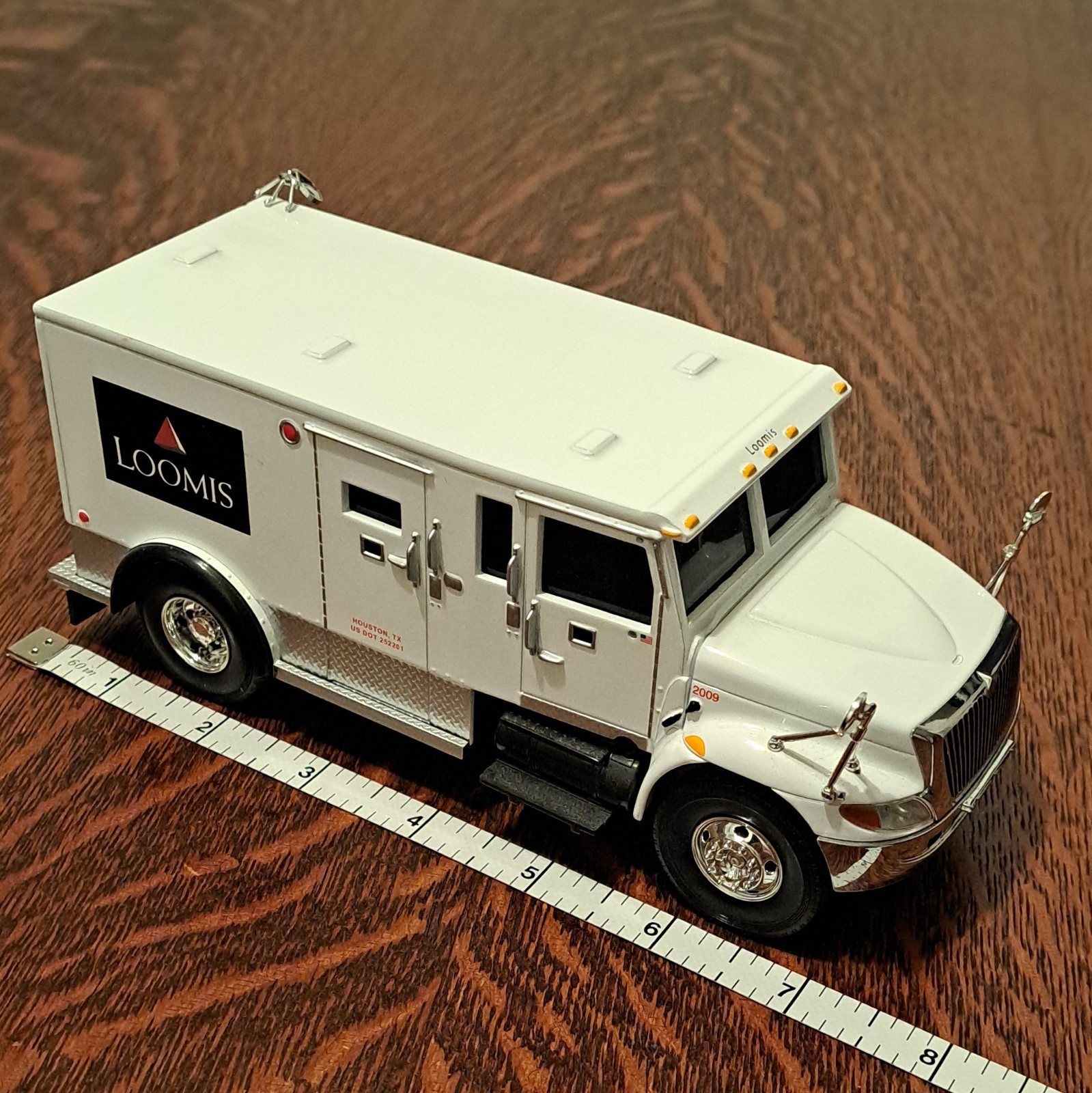 Loomis International Armored Truck 2009 Diecast 1:43 White Silver Black