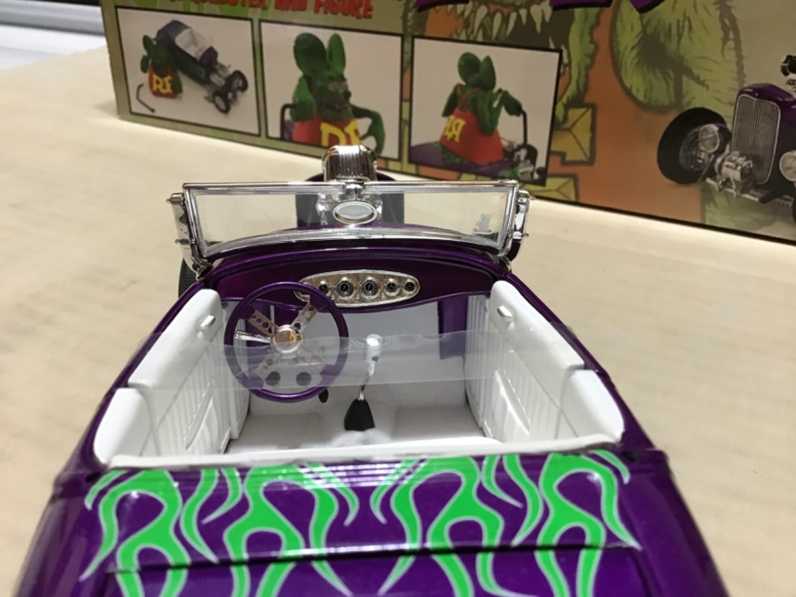 FORD 1932 RAT FINK WITH FIGURE PURPLE FLAMED ROADSTER 1/18 ACME #A1805020 NICE