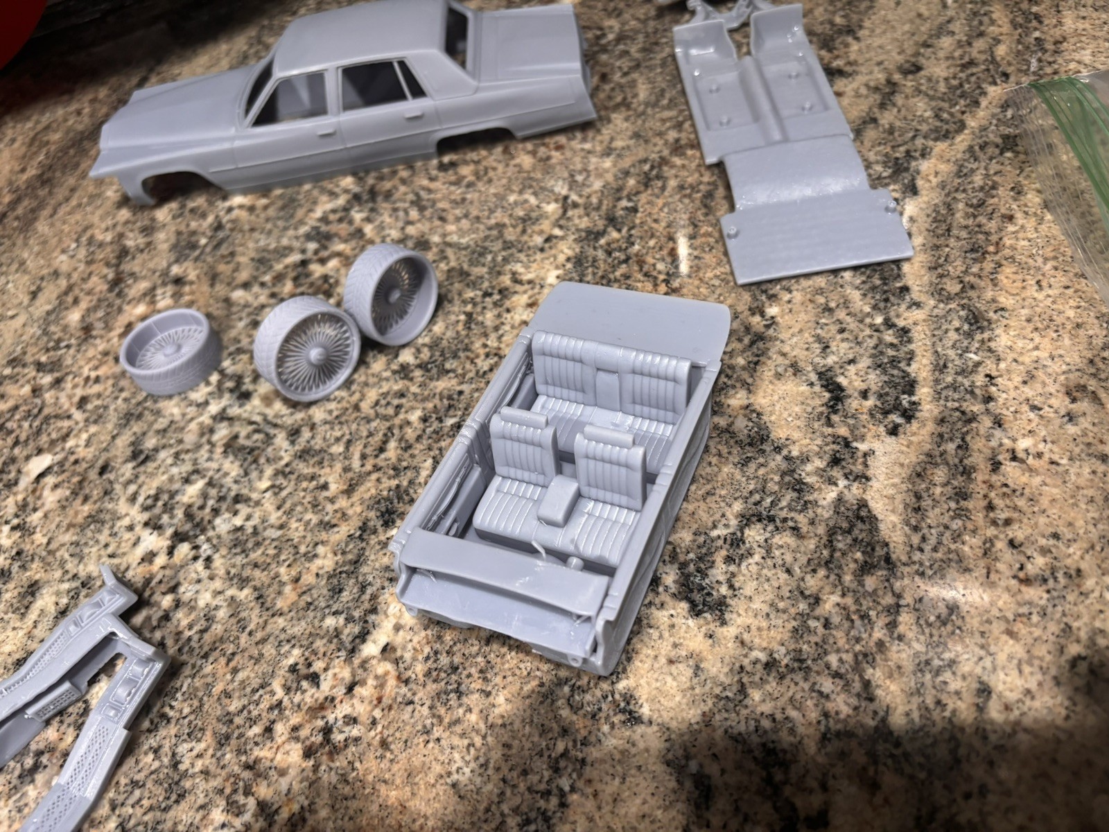 1979 Cadillac Fleetwood Kit (1/24) WINDOWS INCLDUED