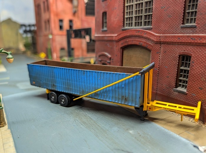 Custom Built 1/87 HO Scale Roll Off Semi Trailer & 40′ Scrap Metal Containers.