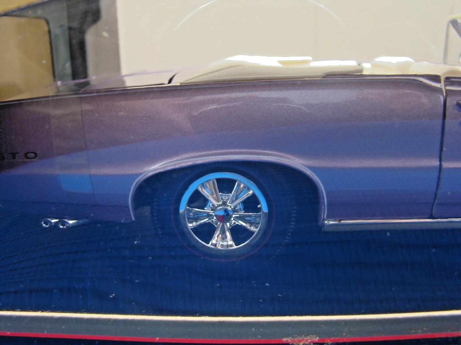 Maisto Special Edition 1965 Pontiac GTO Convertible Hurst Edition Iris Mist