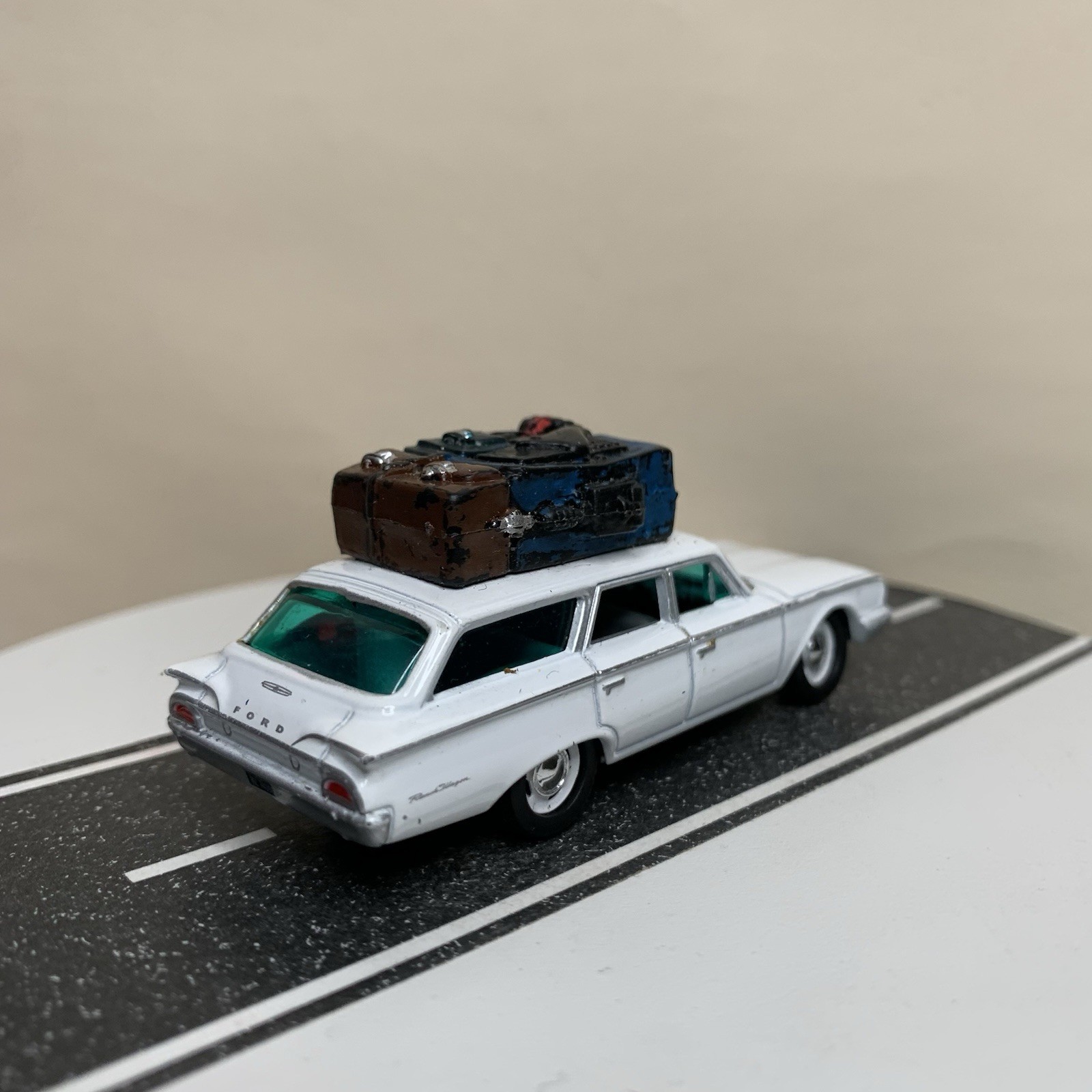 CUSTOM Johnny Lightning 1960 Ford Ranchero Wagon White w/Roof Luggage 1:64 NM