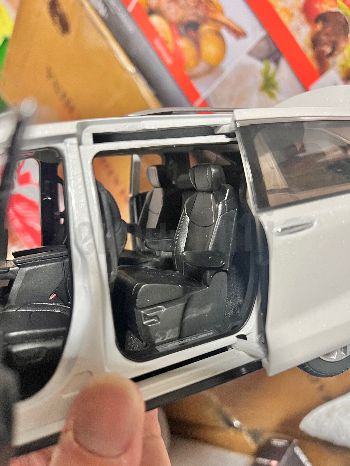 1:18 Scale 2021~2026 Toyota Sienna Limited Ice White Minivan Diecast Model Car