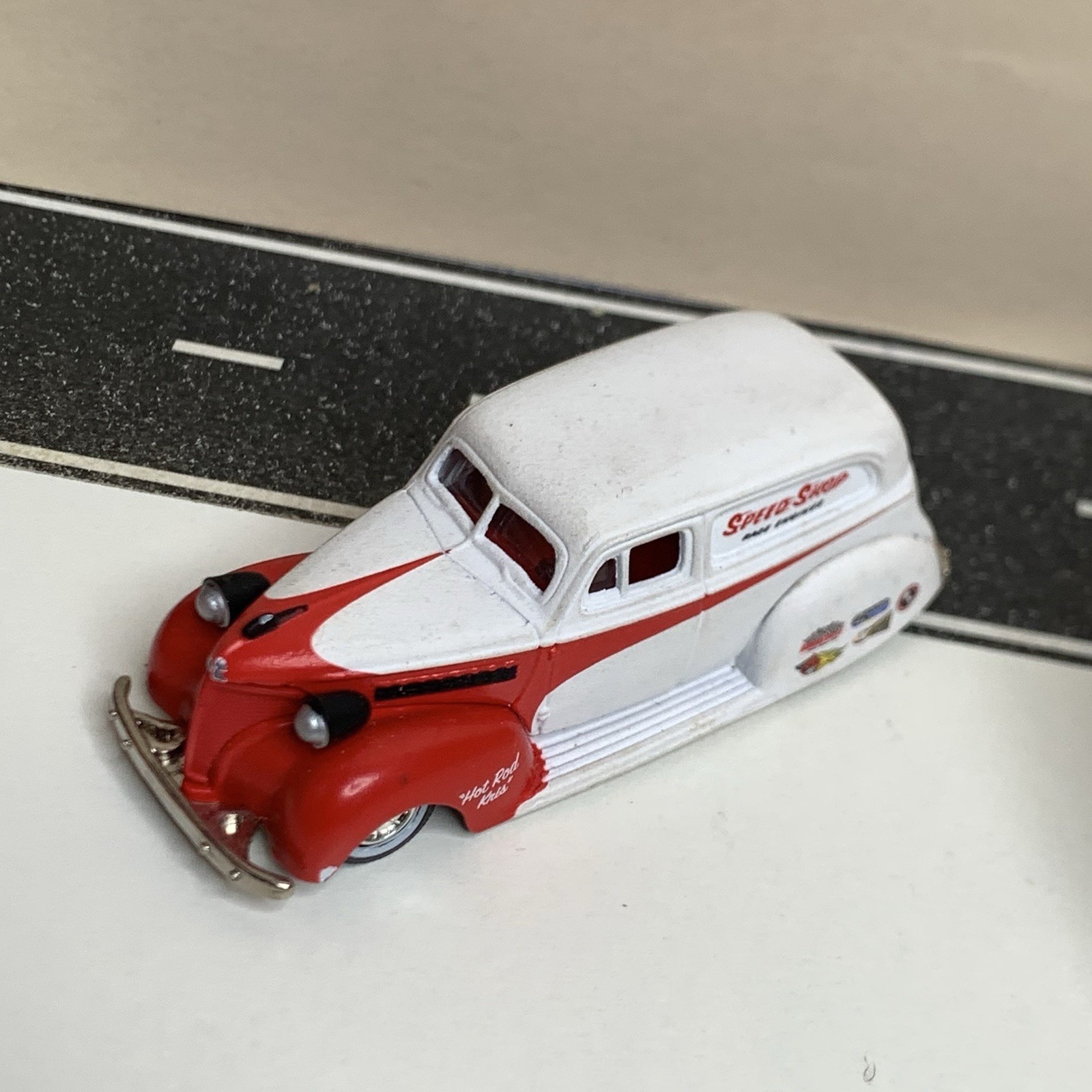 Jada Toys Road Rats Series 1939 Chevy Sedan Delivery Speed Shop White/Red 1:64
