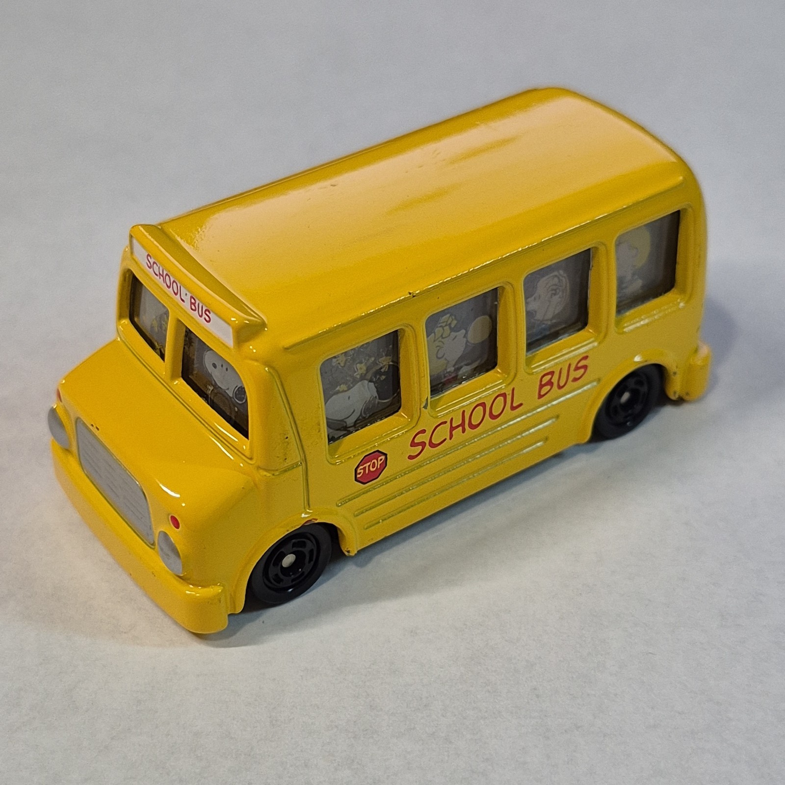 2012 Takara Tomy Dream Tomica #154 Peanuts Gang Snoopy Yellow School Bus Diecast