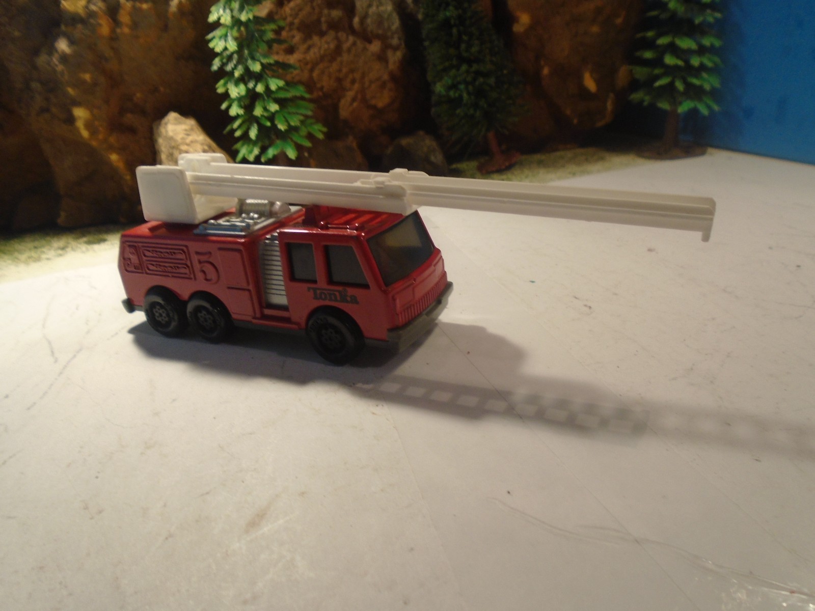 TONKA 1/64 SCALE RED DIECAST FIRE AIRAL LADDER TRUCK 1-185-1