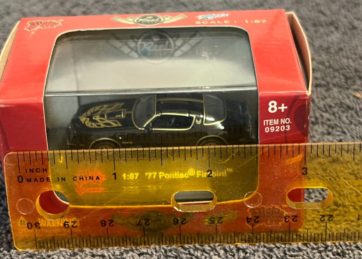 Real Rides 1977 Firebird 1:87 Diecast “Smokey and the Bandit” Malibu Intern.