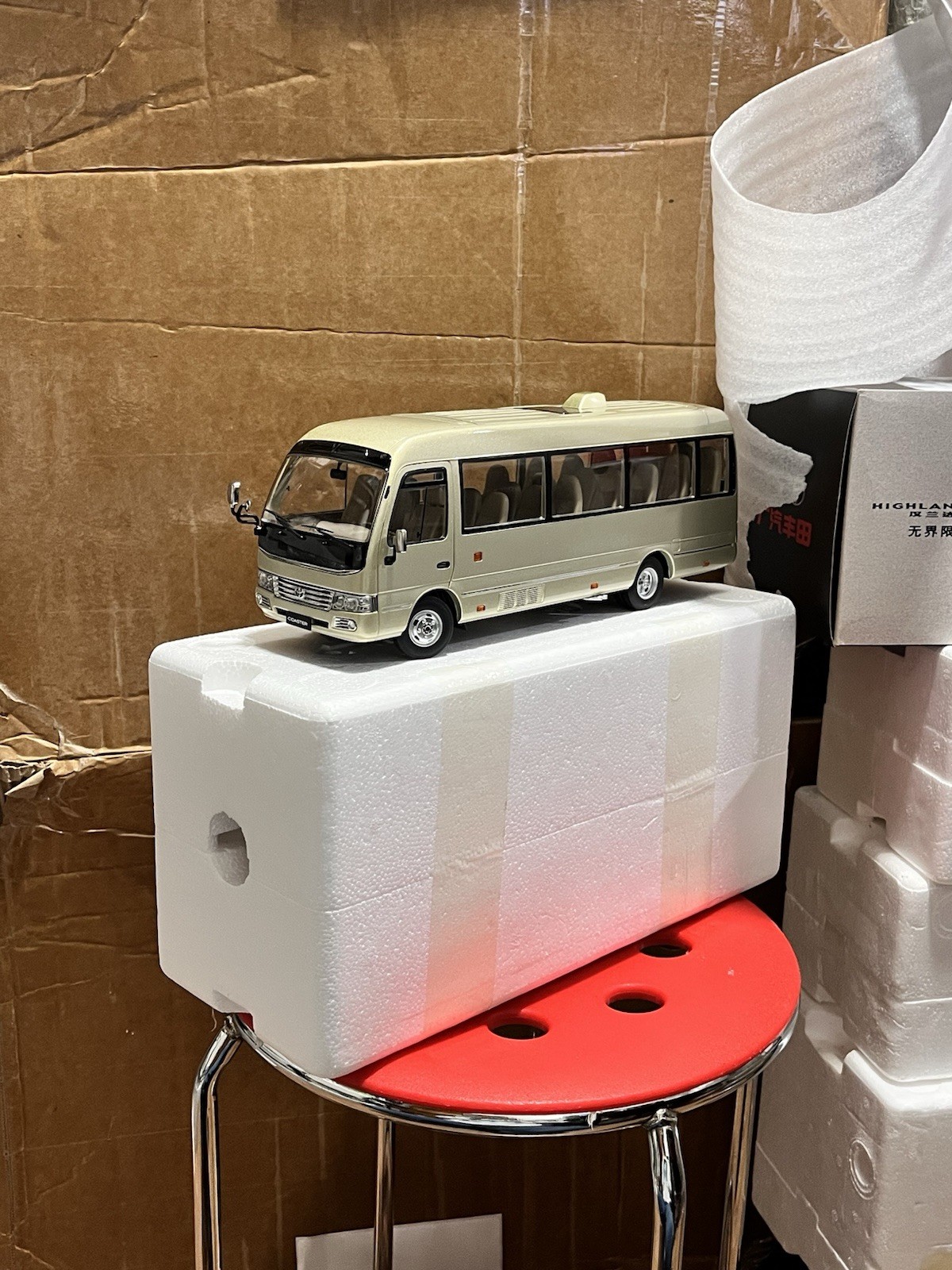 1:24 Scale Toyota Coaster Liesse Passenger Minibus Diecast Model Car